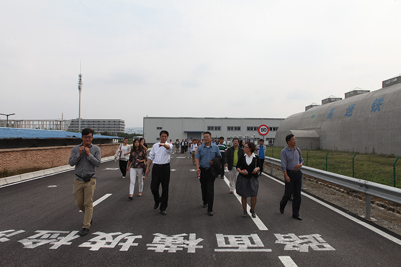 参观实训基地9月24日下午,陕西工业职业技术学院副院长杨卫军一行40余