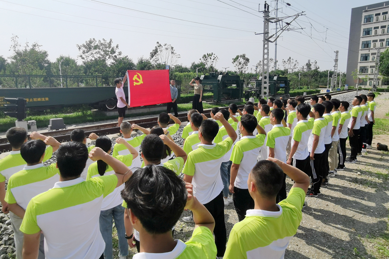 测绘与检测学院学生一支部举行新党员宣誓仪式暨主题党日活动