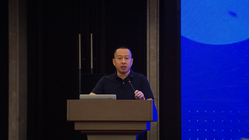 尚强智慧教育研究院院长俞鑫致辞并作报告