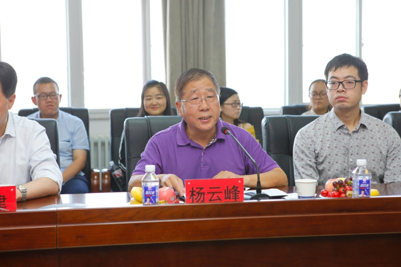 党委副书记,纪委书记,工会主席杨云峰主持座谈会