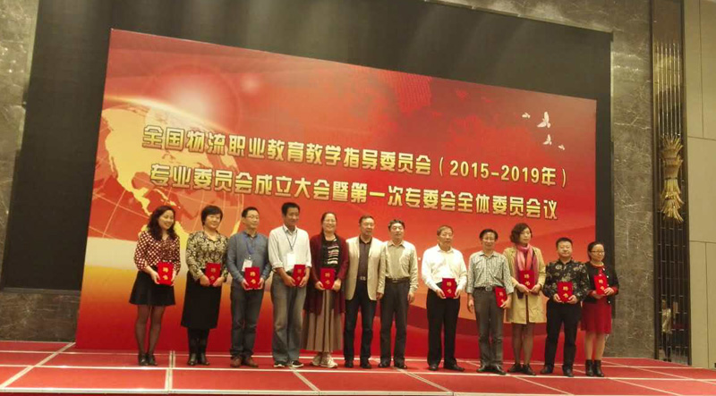 1杨云峰副书记被聘任为校企合作专委会委员(右5).jpg 1杨云峰副书记被聘任为校企合作专委会委员(右5).jpg