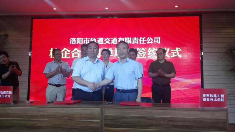 车绪武副书记（前右一）与马朝信董事长（前左一）合影留念11.jpg