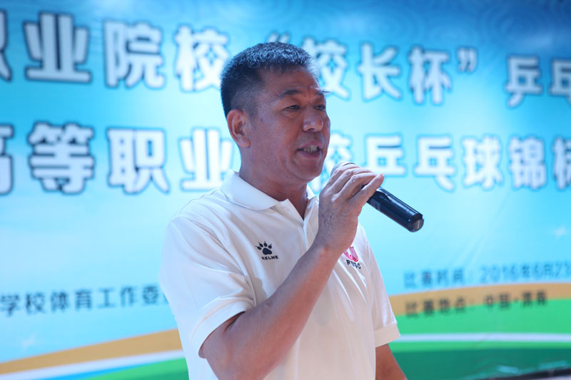 贾书申主持闭幕式.JPG