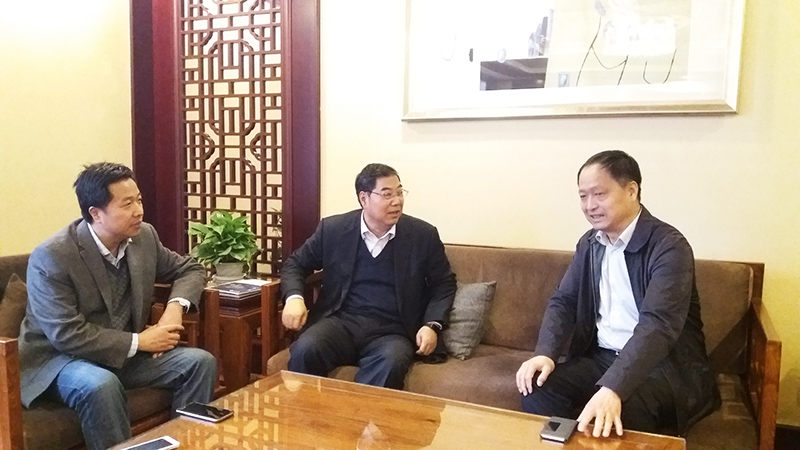 6 与优秀校友焦广盈（右一）郭长平（左一）座谈.jpg