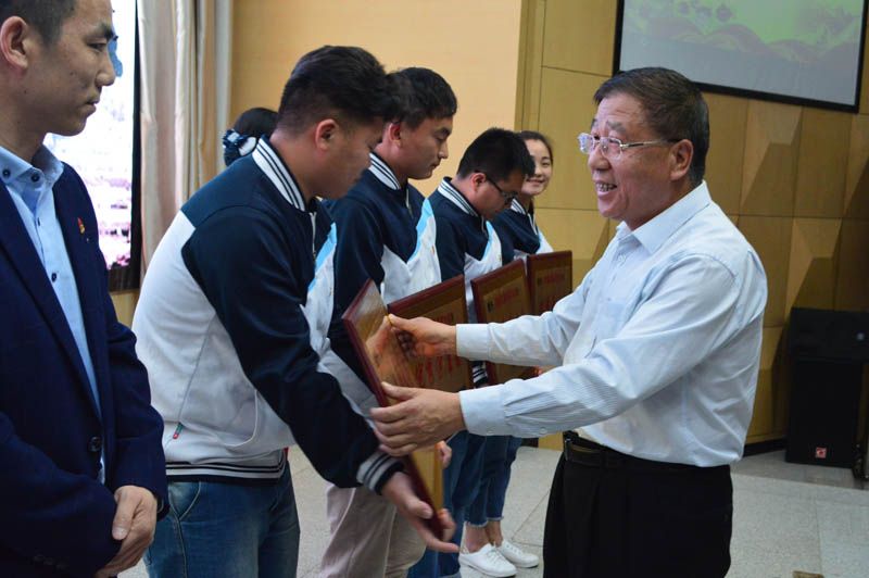 党委副书记、纪委书记杨云峰为学雷锋优秀团总支、优秀学生会颁奖 11.jpg