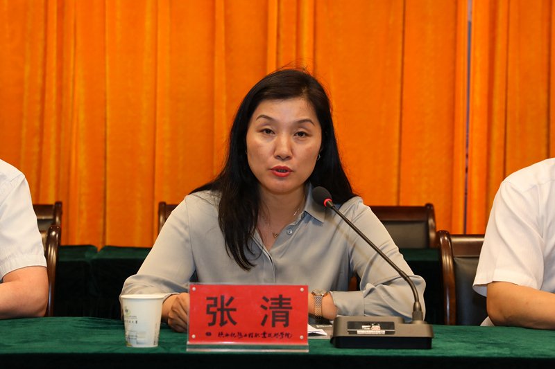 陕西省委组织部宣教干部处处长张清宣读任免决定