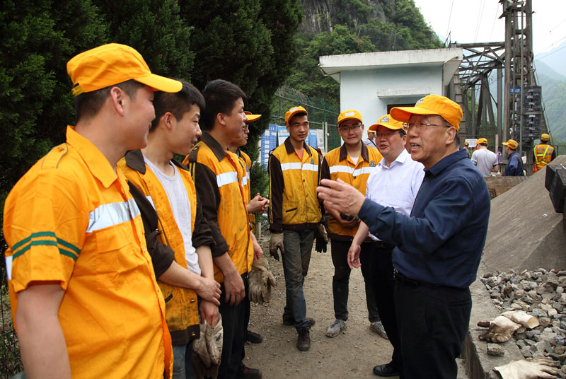 图1 杨云峰在铁路工地与吉文佳等校友亲切交谈.jpg 图1 杨云峰在铁路工地与吉文佳等校友亲切交谈.jpg