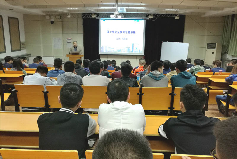 高聪龙在讲座.jpg 高聪龙在讲座.jpg