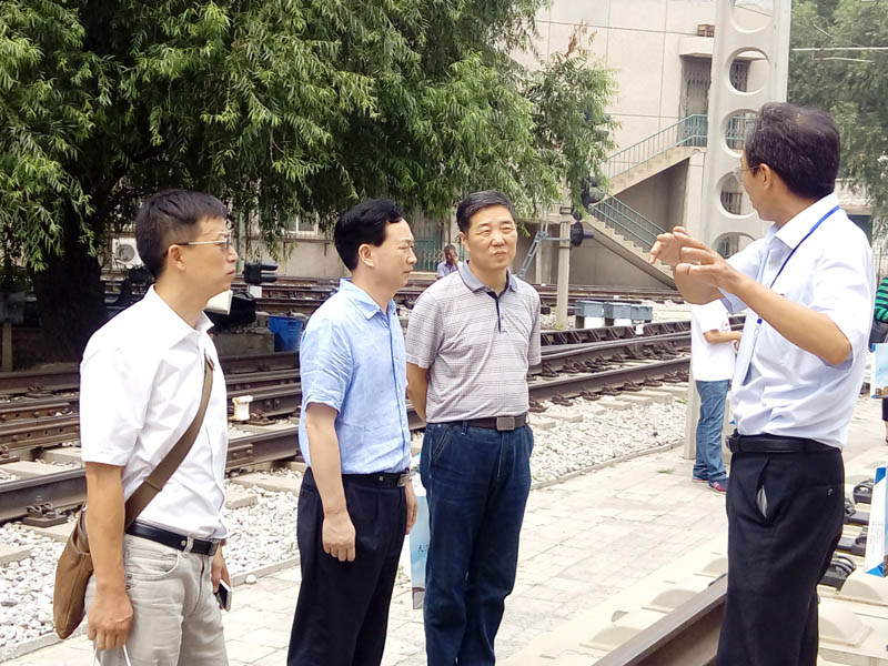 参观实训基地.jpg 参观实训基地.jpg