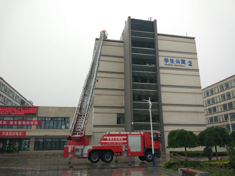 消防云梯解救被困人员_meitu_1.jpg