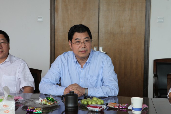 王晖认真听取教师代表发言并讲话