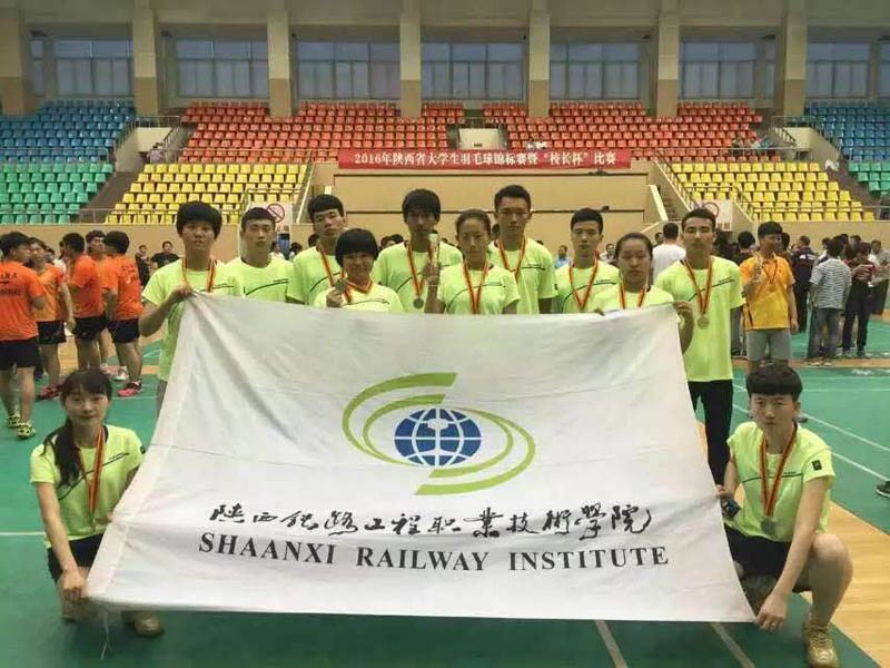 学生羽毛球队队员合影.jpg