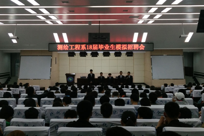 模拟招聘会现场.jpg