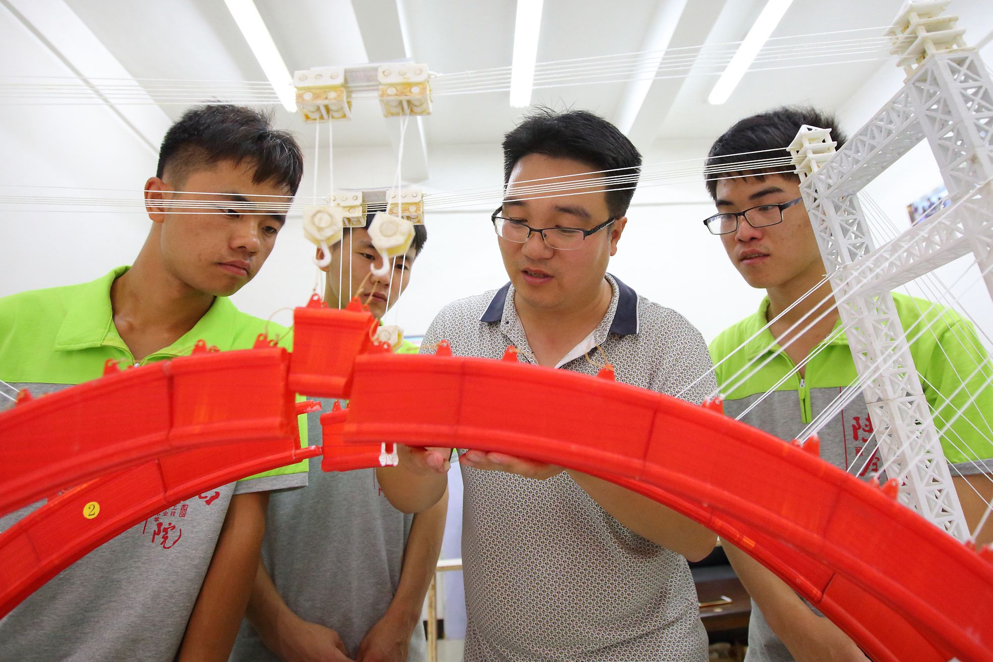 陕铁院教师摄影作品《造桥追梦人》获省总工会摄影赛三等奖