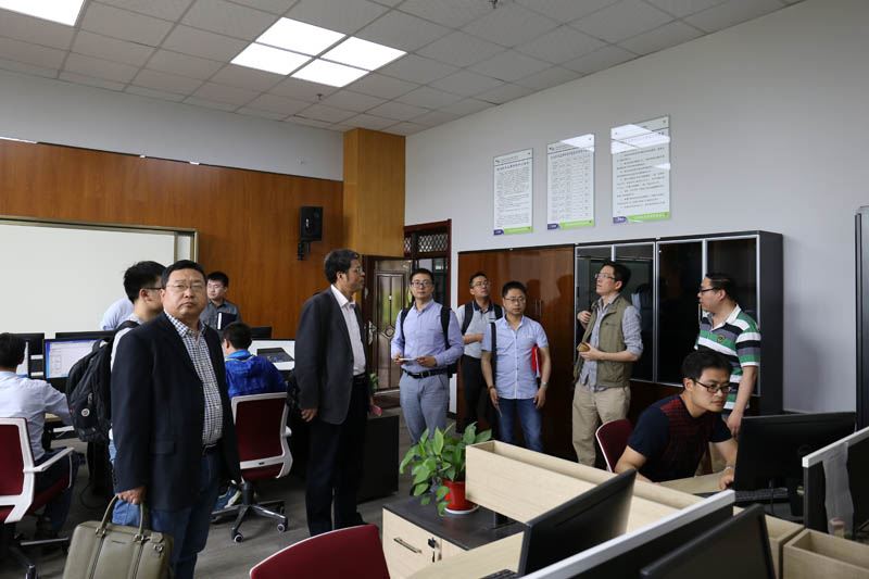 王闯参观.jpg 王闯参观.jpg