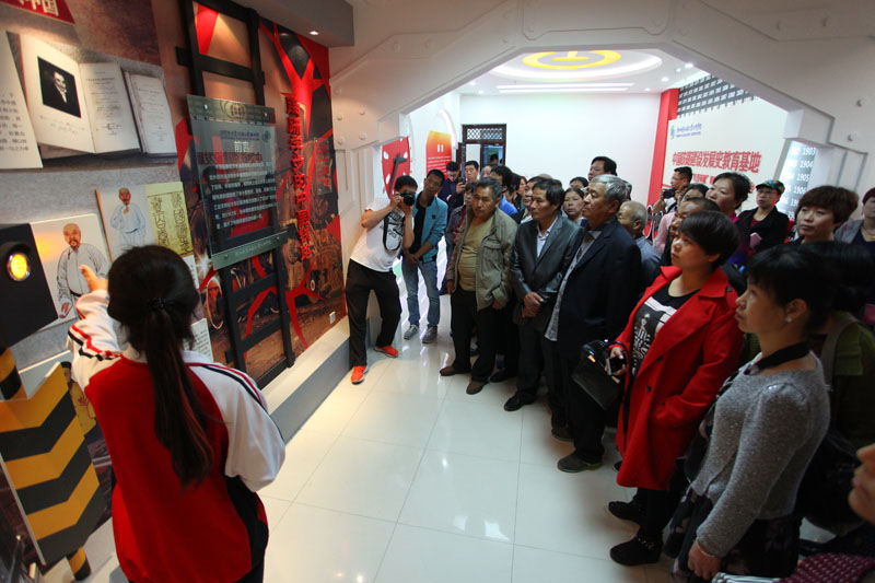 学生家长参观铁路发展史馆.jpg