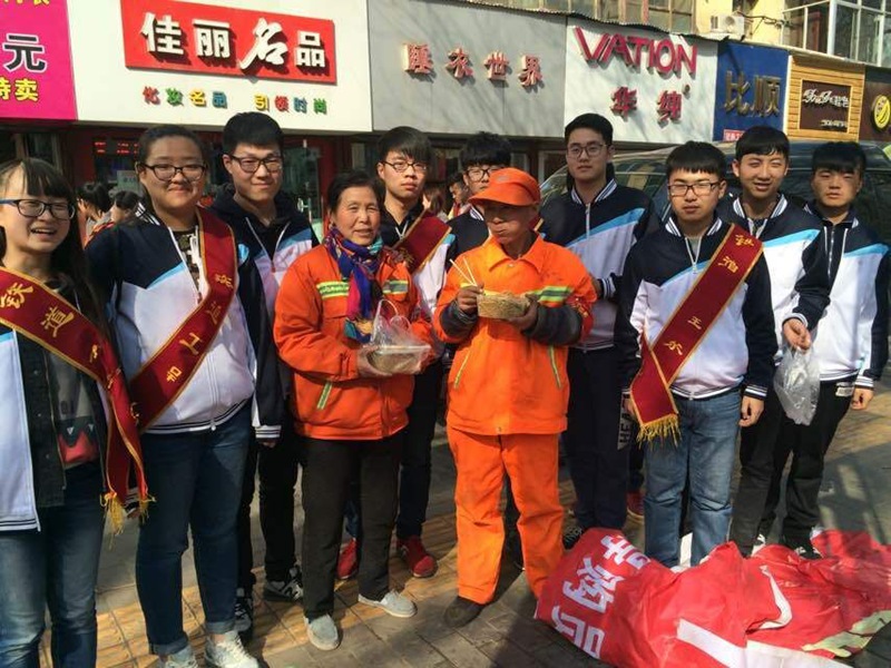 为环卫工送爱心午餐_副本.jpg