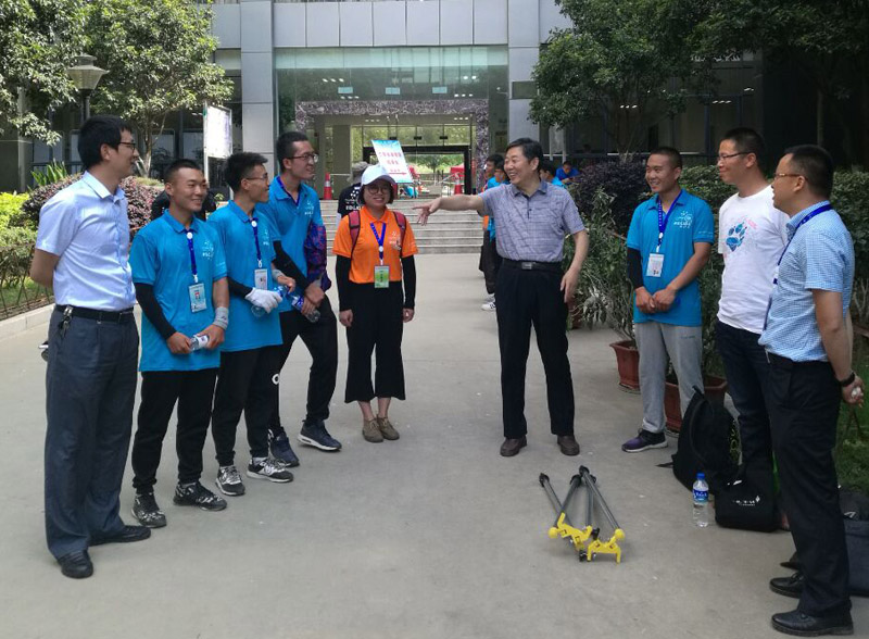 焦胜军副院长看望测绘赛项参赛师生并进行现场指导11.jpg 焦胜军副院长看望测绘赛项参赛师生并进行现场指导11.jpg