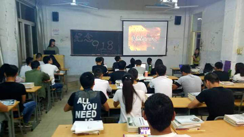 同学们认真观看“九.一八”视频.jpg