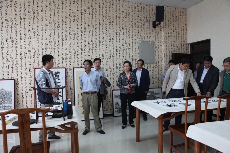 6 参观学生素质教育基地.JPG