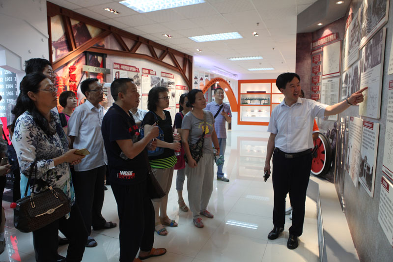参观铁路馆发展史.jpg