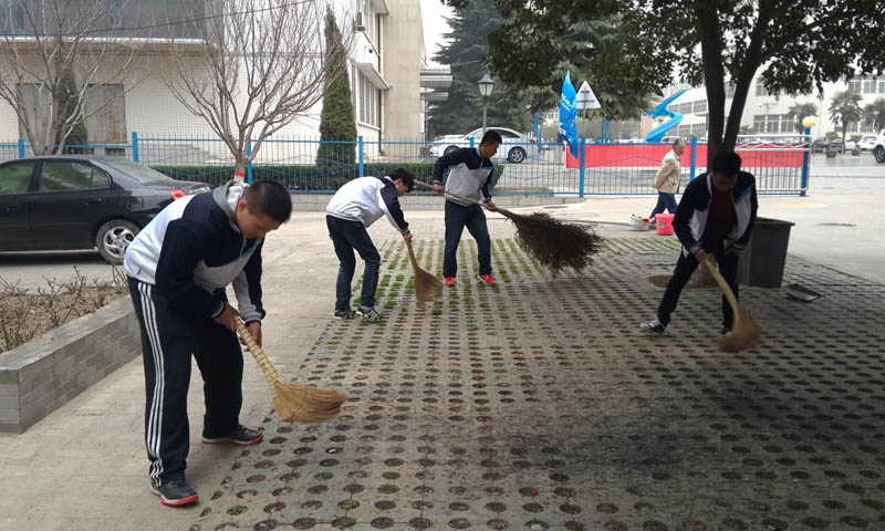 扫地.jpg