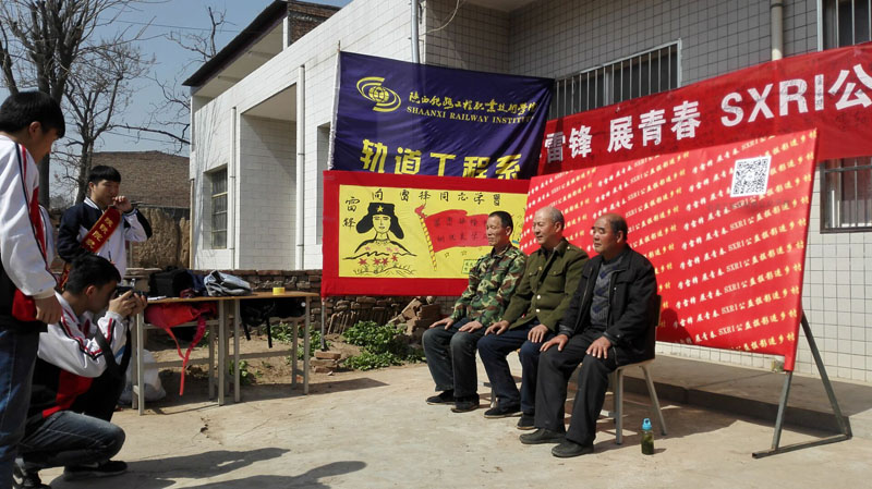 志愿者为村民拍照.jpg
