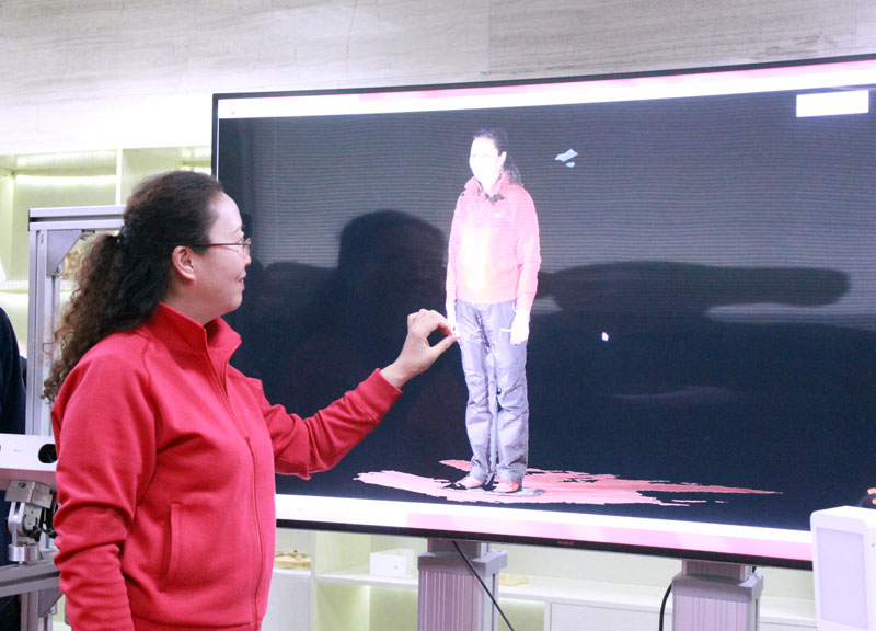 教师体验3D成像技术.JPG