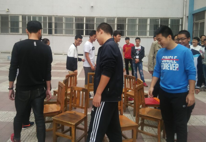 抖擞精神 快乐成长——机电系开展团体心理辅导活动2.jpg