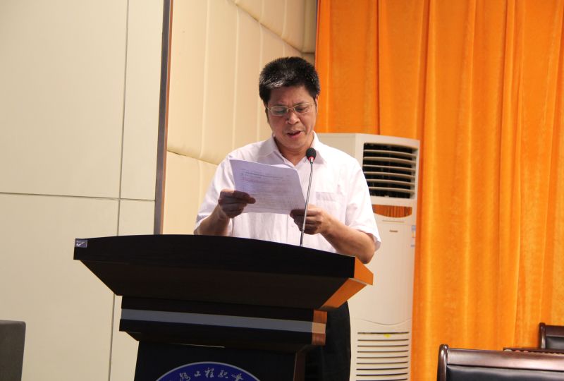 王闯宣读2015年度优秀学生工作案例获奖名单.jpg 王闯宣读2015年度优秀学生工作案例获奖名单.jpg