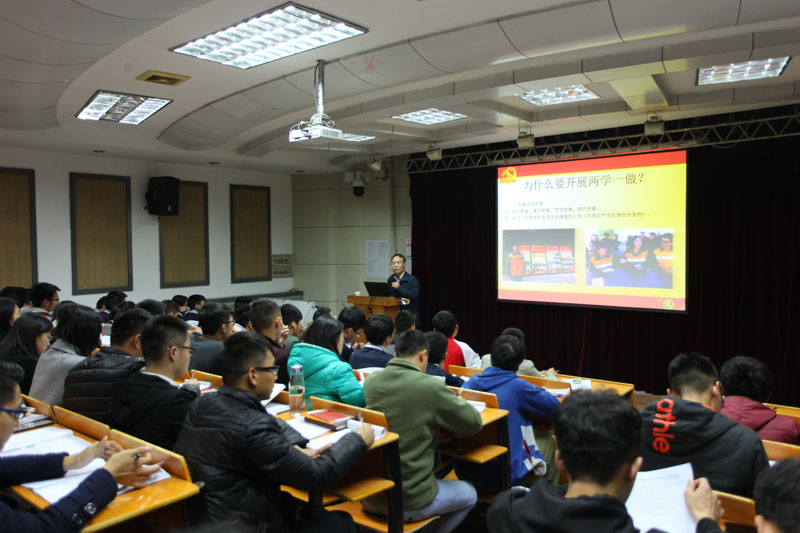 1车书记作专题报告.jpg 1车书记作专题报告.jpg