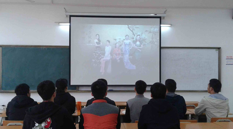 同学们观看国家形象宣传片人物篇，图为“五美”.jpg