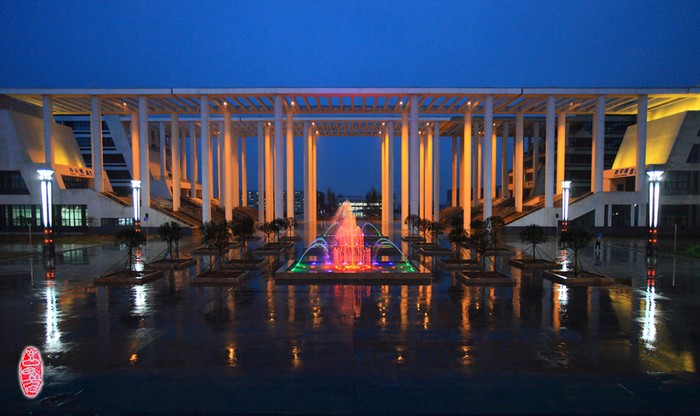 陕铁院新校区多彩喷泉闻乐起舞添美景