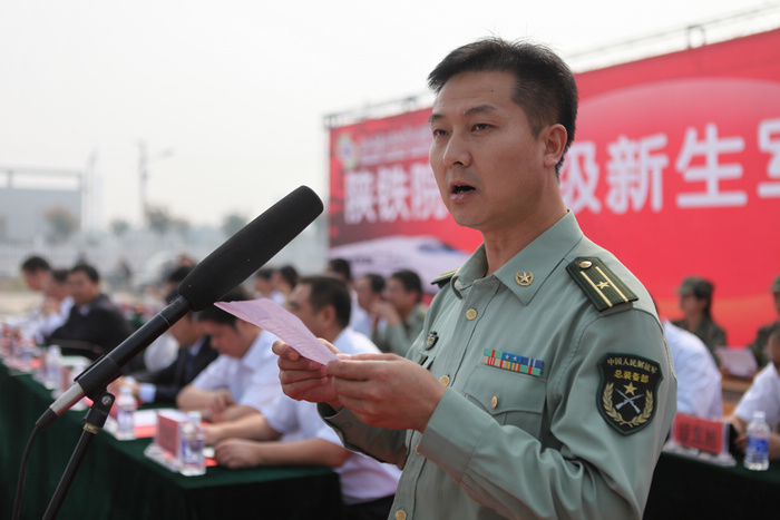 级新生军训任务的中国人民解放军63785部队赠送了印有"言传身教展军姿