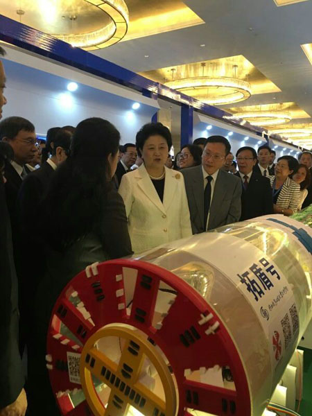 刘延东副总理参观盾构模型.jpg
