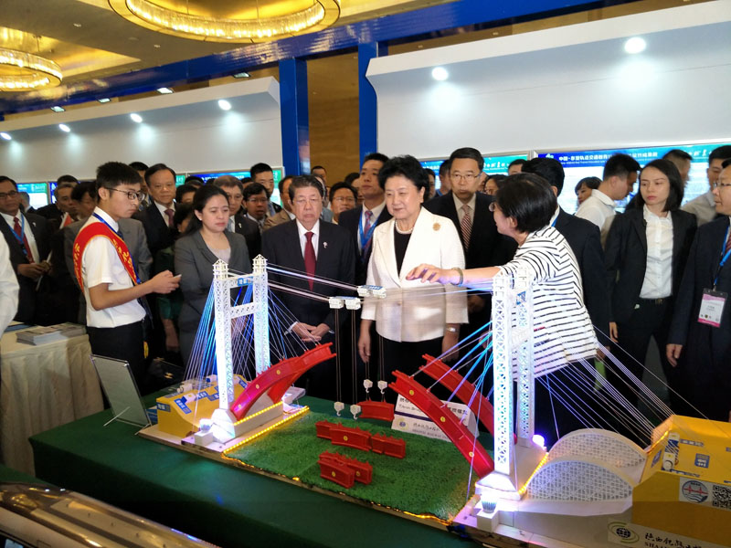 刘延东副总理参观缆索吊装施工模型.jpg