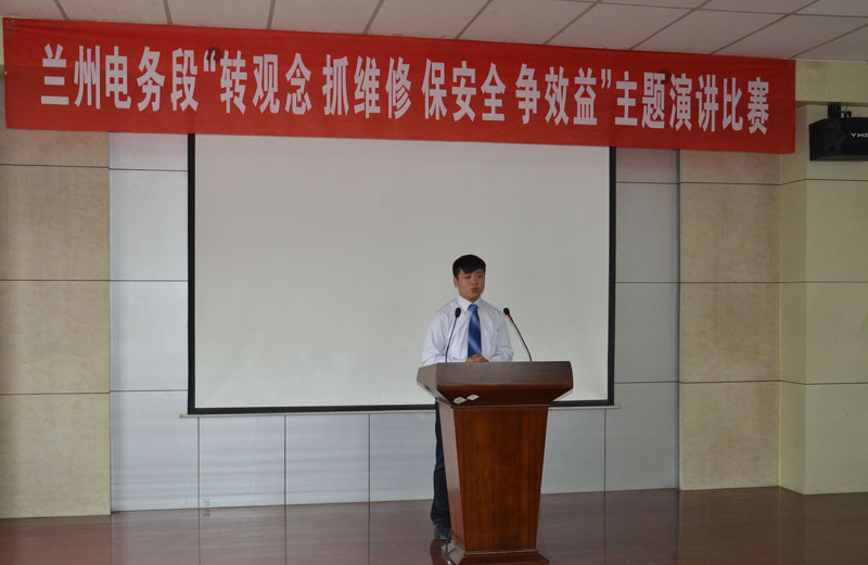 李想在主题演讲比赛中1.jpg 李想在主题演讲比赛中1.jpg