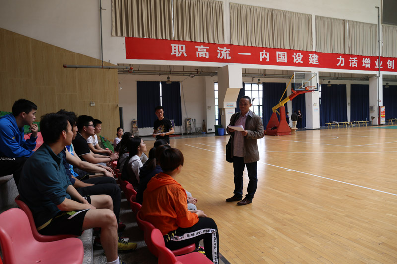 学生座谈.jpg 学生座谈.jpg