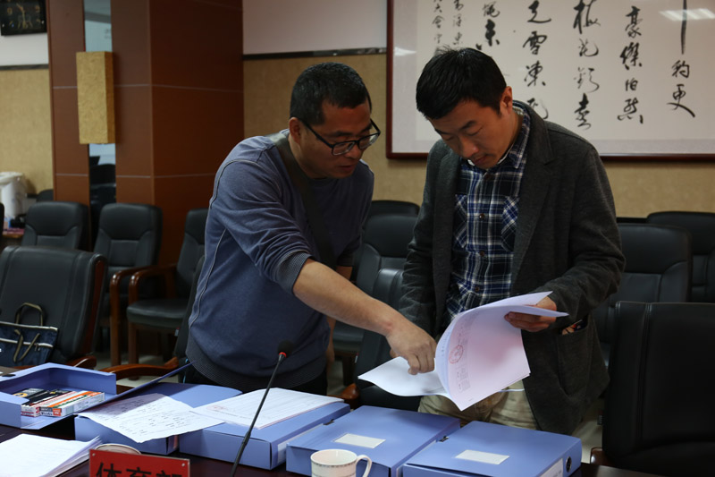 专家查阅相关资料.jpg 专家查阅相关资料.jpg