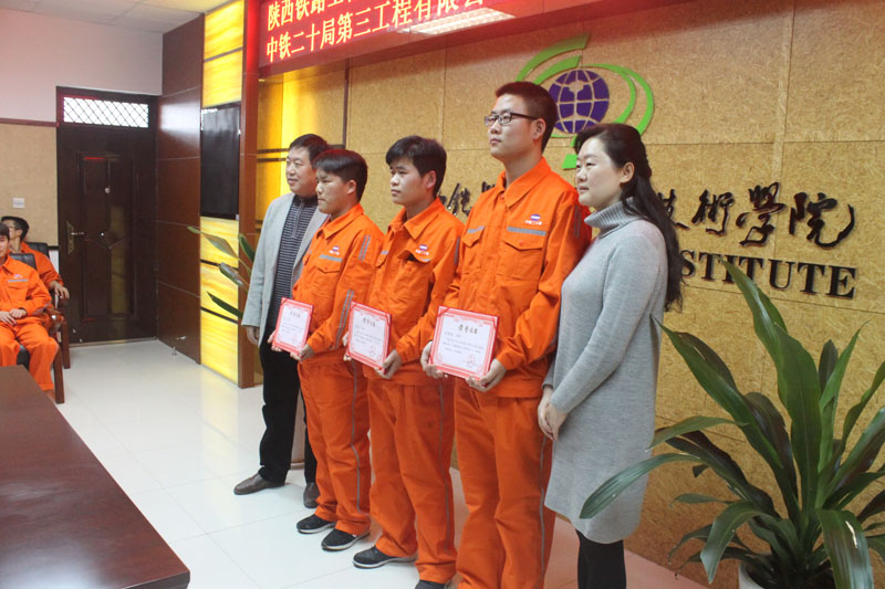 中铁二十局三公司领导与获奖学生合影留念1.jpg 中铁二十局三公司领导与获奖学生合影留念1.jpg