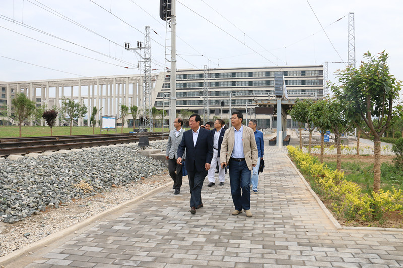 参观高铁实训基地.jpg 参观高铁实训基地.jpg