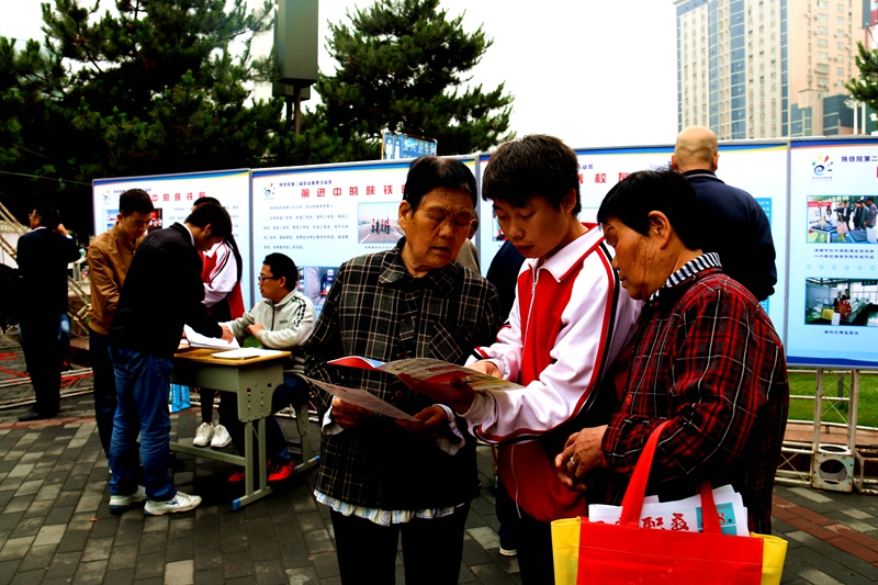 渭南市2016年职业教育活动周-陕西铁路工程职业技术学院咨询展位前志愿者向市民宣传职业教育-04_副本.jpg 渭南市2016年职业教育活动周-陕西铁路工程职业技术学院咨询展位前志愿者向市民宣传职业教育-04_副本.jpg