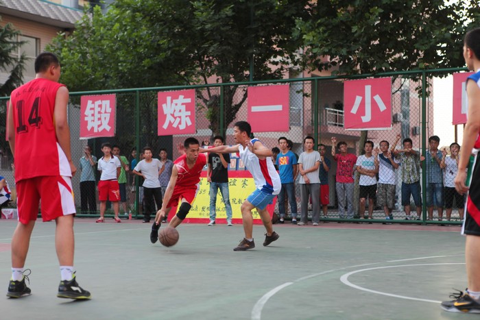 陕铁院青年教工与63785部队举行篮球友谊赛