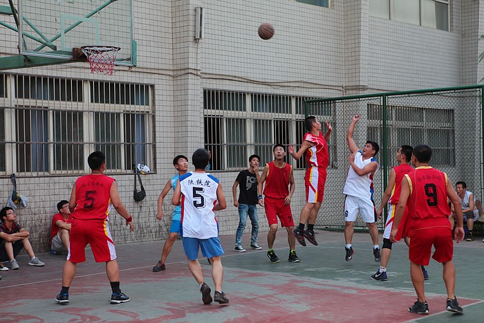 陕铁院青年教工与63785部队举行篮球友谊赛