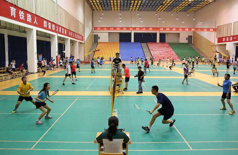 1 比赛在十个球场同时进行.jpg