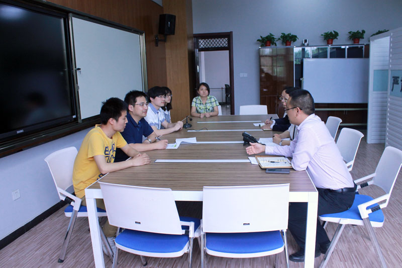轨道工程系负责人与殷磊教授亲切交流.JPG