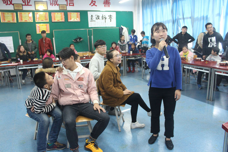 孩子们表演节目.jpg